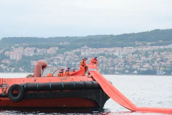 Velika vaja v Koprskem zalivu: madež na morju je živa stvar