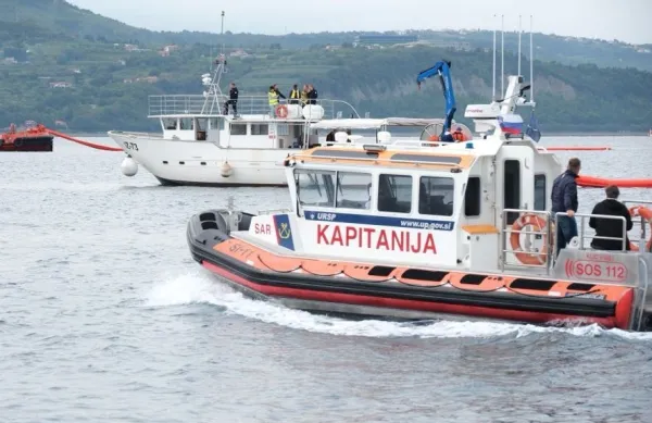 Velika vaja v Koprskem zalivu: madež na morju je živa stvar