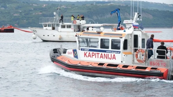 Velika vaja v Koprskem zalivu: madež na morju je živa stvar
