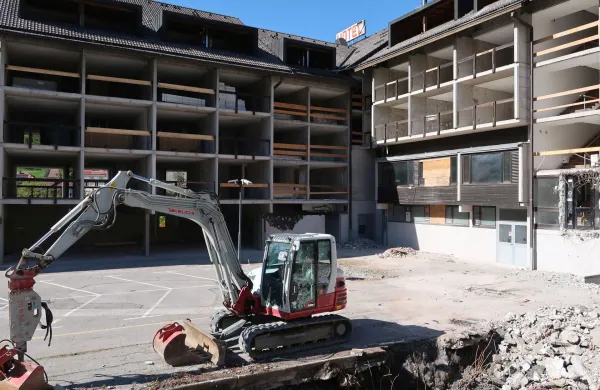 Postojnska jama naj bi povsem obnovljen hotel v Cerknem odprla pred začetkom zimske sezone decembra prihodnje leto.