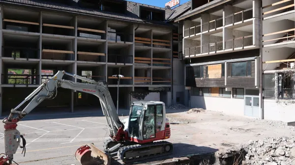 Postojnska jama naj bi povsem obnovljen hotel v Cerknem odprla pred začetkom zimske sezone decembra prihodnje leto.