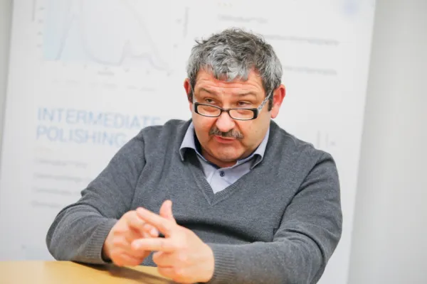 Smodej ujet na laži: kdo zares plačuje njegovega odvetnika?
