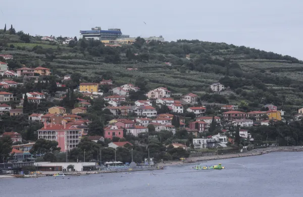 Koper, 04.07.2024panorama Kopra s koprskega zvonika,?usterna desno bolni?nica Izola, levo mesto kjer na jbi postavili dvigalo na Markovec