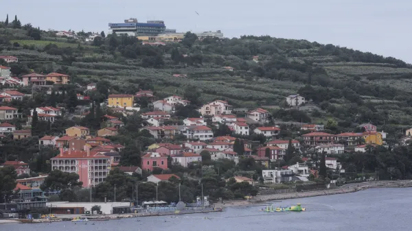 Koper, 04.07.2024panorama Kopra s koprskega zvonika,?usterna desno bolni?nica Izola, levo mesto kjer na jbi postavili dvigalo na Markovec