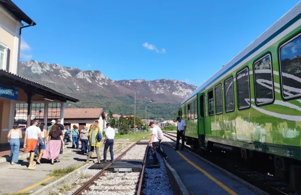 Z vožnjami vinskega vlaka je ponovno zaživel prej opu&scaron;čeni tir med Novo Gorico in Ajdov&scaron;čino.