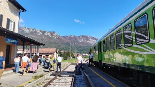 Z vožnjami vinskega vlaka je ponovno zaživel prej opu&scaron;čeni tir med Novo Gorico in Ajdov&scaron;čino.