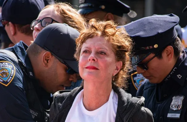 Susan Sarandon so včeraj policisti vklenili in jo odvedli s protesta pred generalno skup&scaron;čino Združenih narodov.