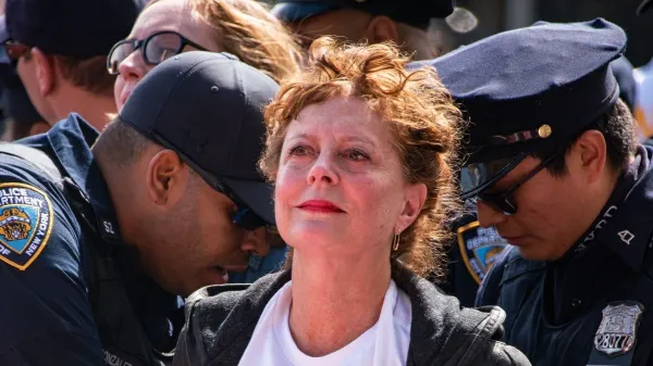 Susan Sarandon so včeraj policisti vklenili in jo odvedli s protesta pred generalno skup&scaron;čino Združenih narodov.