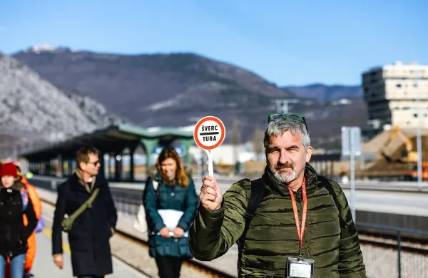 Zgodba &Scaron;verc ture je zasnovana kot kombinacija vodenega ogleda in gledali&scaron;ke igre, v kateri imajo udeleženci jasno nalogo, pot in cilj.