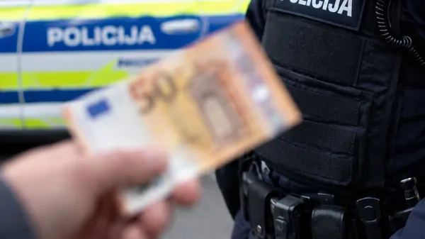 Prevažal sumljiv tovor in policistom ponujal denar
