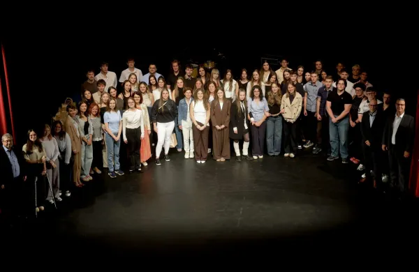 Župan Mestne občine Koper Ale&scaron; Bržan je drevi v Gledali&scaron;ču Koper čestital 73 najuspe&scaron;nej&scaron;im maturantkam in maturantom iz vseh &scaron;tirih koprskih &scaron;ol, ki so v &scaron;olskem letu 2025/2026 na maturi dosegli odličen uspeh.
