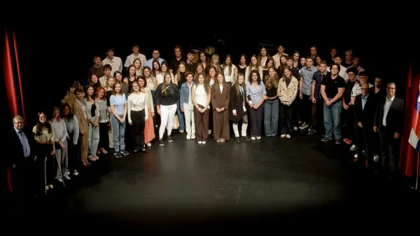 Župan Mestne občine Koper Ale&scaron; Bržan je drevi v Gledali&scaron;ču Koper čestital 73 najuspe&scaron;nej&scaron;im maturantkam in maturantom iz vseh &scaron;tirih koprskih &scaron;ol, ki so v &scaron;olskem letu 2025/2026 na maturi dosegli odličen uspeh.