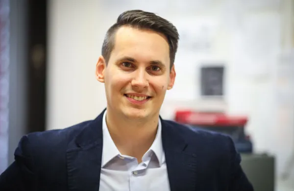 Raziskovalec in izredni profesor za področje managementa in organizacije na Ekonomski fakulteti Univerze v Ljubljani Matej Černe
