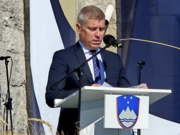 Slavnostni govornik je bil minister za obrambo Valentin Hajdinjak. 