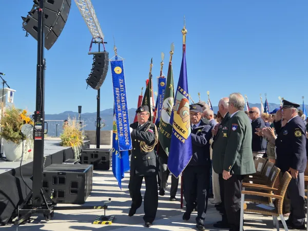Hajdinjak je napovedal, da bodo več denarja namenili tudi veteranskim organizacijam. 