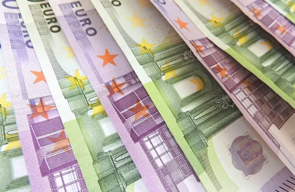 Državnih prihodkov od davkov lani več kot leto prej