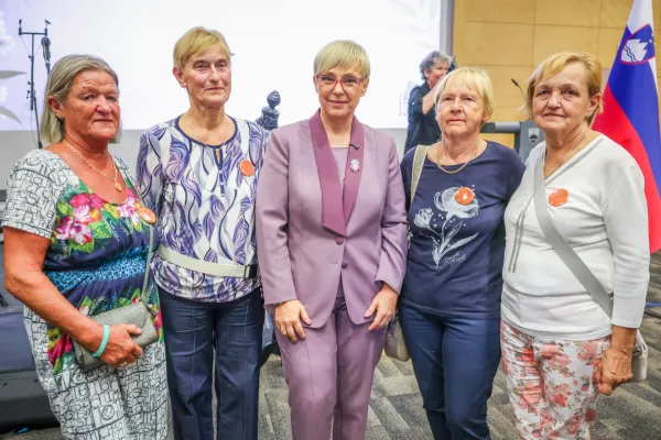Tradicionalna slovesnost ob srečanju biv&scaron;ih tabori&scaron;čnic in tabori&scaron;čnikov, izgnank in izgnancev, ukradenih otrok in njihovih svojcev, slavnostna govornica je bila predsednica republike Nata&scaron;a Pirc Musar.