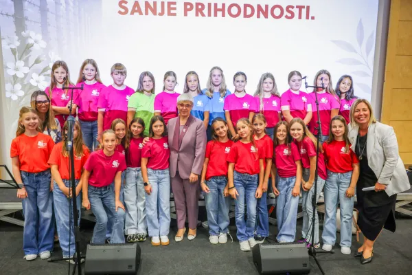 Tradicionalna slovesnost ob srečanju biv&scaron;ih tabori&scaron;čnic in tabori&scaron;čnikov, izgnank in izgnancev, ukradenih otrok in njihovih svojcev, slavnostna govornica je bila predsednica republike Nata&scaron;a Pirc Musar.
