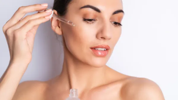 Bakuchiol in retinol: podobna cilja, vendar precej drugačna pot do lep&scaron;ega videza kože