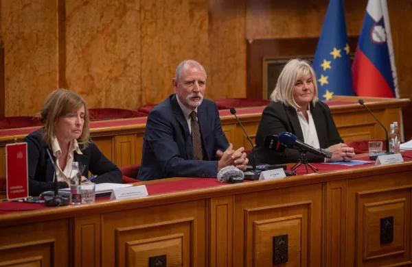 Ljubljana, Univerza v Ljubljani.Novinarska konferenca Univerze v Ljubljani pred zacetkom studijskega leta, na kateri so med drugim predstavili kljucne novosti, razvojne projekte in strateske usmeritve univerze ter podatke o vpisu.Prorektorica za studijske in studentske zadeve Ksenija Vidmar Horvat, rektor ljubljanske univerze Gregor Majdic ter prorektorica za podrocje digitalizacije in prenosa znanja Maja Klun.