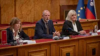 Ljubljana, Univerza v Ljubljani.Novinarska konferenca Univerze v Ljubljani pred zacetkom studijskega leta, na kateri so med drugim predstavili kljucne novosti, razvojne projekte in strateske usmeritve univerze ter podatke o vpisu.Prorektorica za studijske in studentske zadeve Ksenija Vidmar Horvat, rektor ljubljanske univerze Gregor Majdic ter prorektorica za podrocje digitalizacije in prenosa znanja Maja Klun.