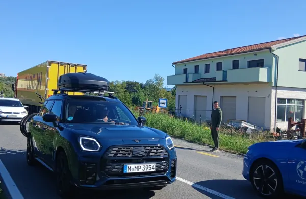 Zaselek ob &Scaron;marski cesti je za pe&scaron;ce odrezan od sveta