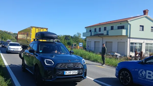 Andi Barukčič mora takole čakati, dokler se ga ne usmili kateri od voznikov in umiri hitrost, da lahko steče preko ceste na drugo stran. 