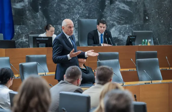 Predsednik vlade Janez Jan&scaron;a