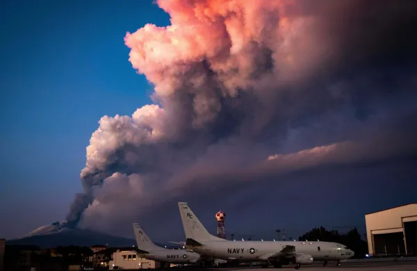 Ognjenik Etna na Siciliji je izbruhnil na jugovzhodni strani ter bruha ogenj in pepel. Zaradi vulkanskega pepela je začasno zaprto letali&scaron;če v Catanii.