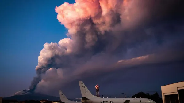 Ognjenik Etna na Siciliji je izbruhnil na jugovzhodni strani ter bruha ogenj in pepel. Zaradi vulkanskega pepela je začasno zaprto letali&scaron;če v Catanii.