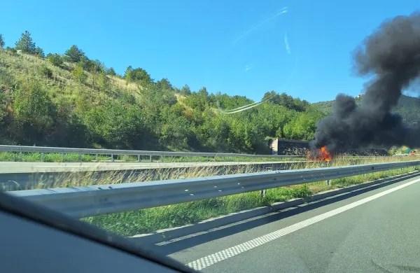 Pred predorom Dekani v smeti Ljubljane je zagorelo vozilo.