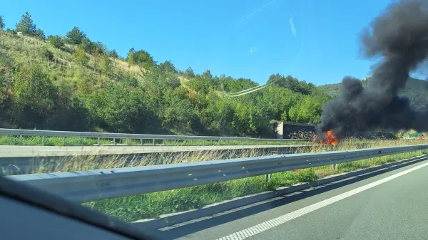 Pred predorom Dekani v smeti Ljubljane je zagorelo vozilo.