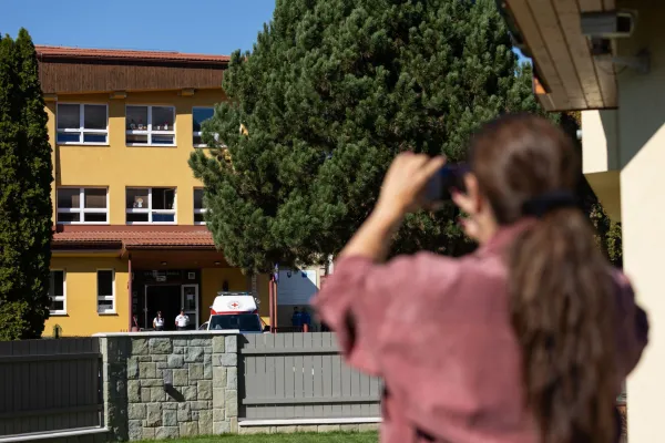 Na fotografiji poslopje osnovne &scaron;ole v vasi Sta&scaron;kov v okrožju Čadca na Slova&scaron;kem.