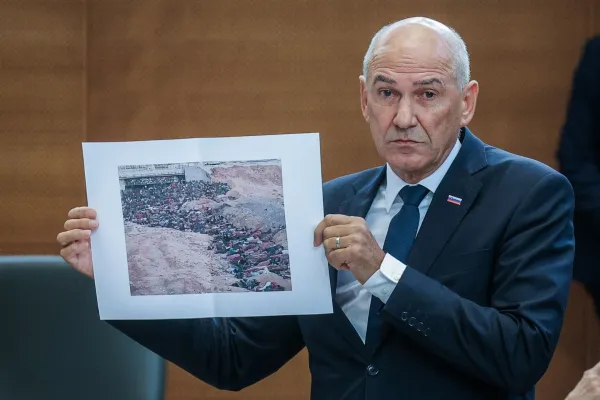 Predsednik vlade Janez Jansa je pokazal fotografije žrtev v Sudanu.