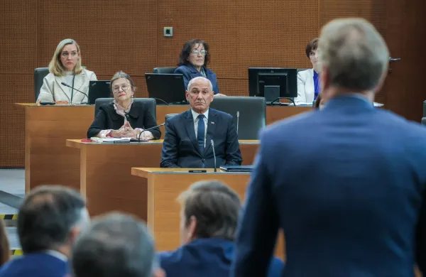 Zadnji dan redne seje DZ, na kateri je na poslanska vpra&scaron;anja odgovarjal predsednik vlade Janez Jan&scaron;a.