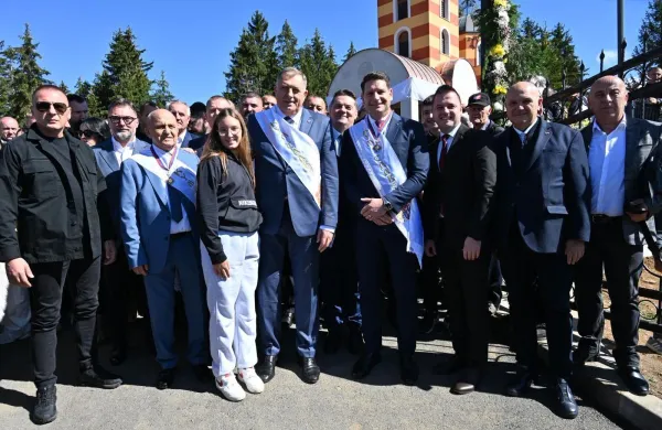 Do zdaj v zgodovini verjetno &scaron;e ni bilo primera, ko bi se eden najvi&scaron;jih predstavnikov Slovenije javno srečal z osebo, ki mu je na&scaron;a država prepovedala vstop. Na fotografiji Zoran Stevanović v družbi Milorada Dodika ob posvetitvi cerkve v Zavaitu. 