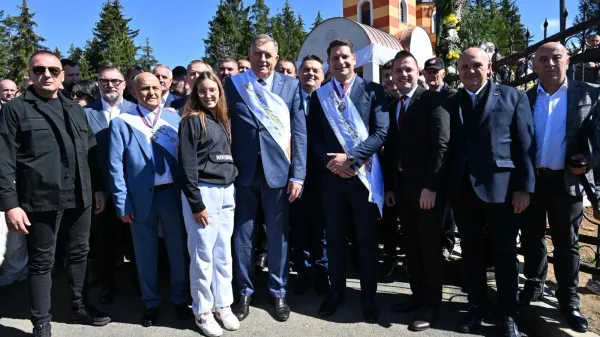 Do zdaj v zgodovini verjetno &scaron;e ni bilo primera, ko bi se eden najvi&scaron;jih predstavnikov Slovenije javno srečal z osebo, ki mu je na&scaron;a država prepovedala vstop. Na fotografiji Zoran Stevanović v družbi Milorada Dodika ob posvetitvi cerkve v Zavaitu. 