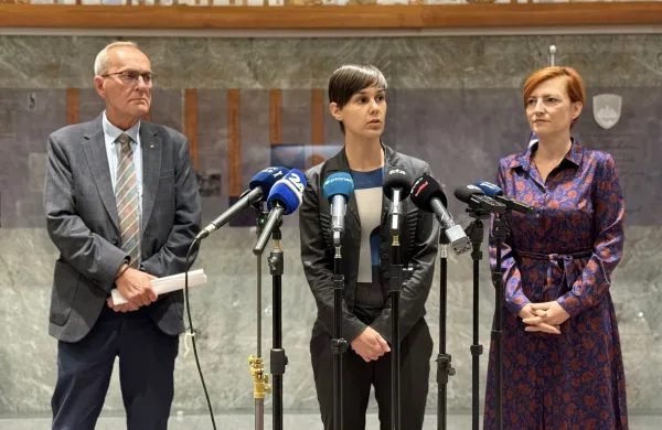 Ljubljana, DZ.Izjava za medije poslanskih skupin Svoboda, SD in Levica o zahtevi za sklic nujne seje odbora DZ za kulturo o podrejanju neodvisnih medijev, ki so jo vlozili v petek.Poslanka Svobode Sara Zibrat.