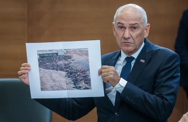 Predsednik vlade Janez Jansa je pokazal fotografije žrtev v Sudanu.