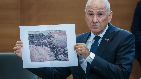 Predsednik vlade Janez Jansa je pokazal fotografije žrtev v Sudanu.