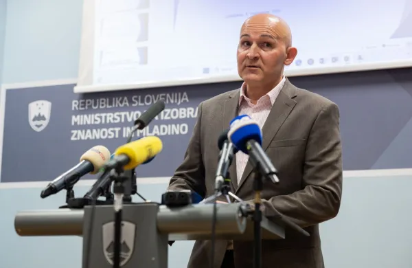 Minister za izobraževanje Borut Rončević
