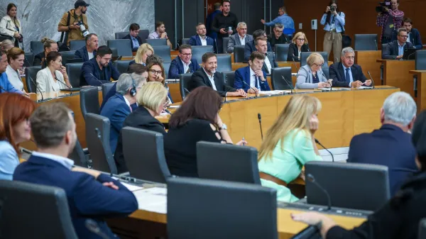 Ljubljana, DZ.Izredna seja DZ, na kateri so obravnavali predlog zakona o zacasnih ukrepih za ucinkovitejse izvajanje sistema dolgotrajne oskrbe.