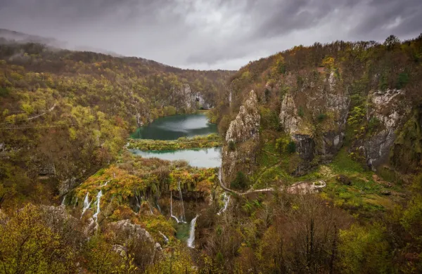 Po&scaron;iljam 2 fotografiji za natečaj jesenski &scaron;kljoc. Naslova obeh fotografij sta: Plitvička jezera v jesenskih barvah.Moji podatki:Kevin LozarRavnje 36222 &Scaron;tanjel040239588