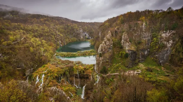 Po&scaron;iljam 2 fotografiji za natečaj jesenski &scaron;kljoc. Naslova obeh fotografij sta: Plitvička jezera v jesenskih barvah.Moji podatki:Kevin LozarRavnje 36222 &Scaron;tanjel040239588