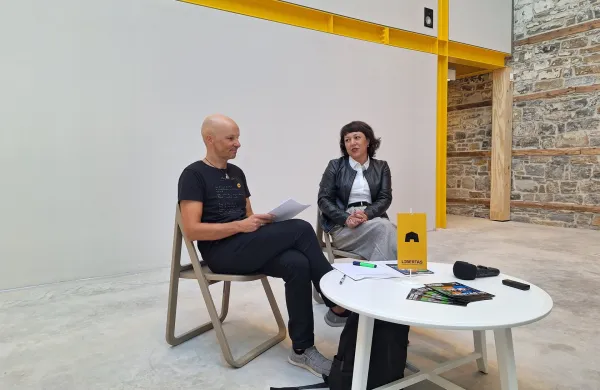 Oktobrski program kulturnega doma Libertas sta predstavila programski vodja Andraž Gombač in direktorica ZMTK Helena Brec Loredan.