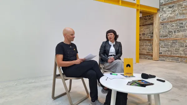 Oktobrski program kulturnega doma Libertas sta predstavila programski vodja Andraž Gombač in direktorica ZMTK Helena Brec Loredan.