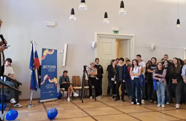 Veseli obrazi, nestrpno pričakovanje in nova poznansta