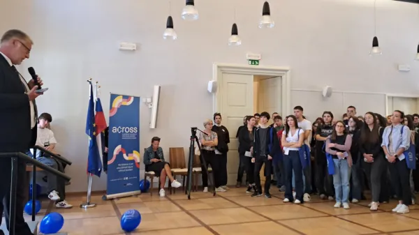 Veseli obrazi, nestrpno pričakovanje in nova poznansta