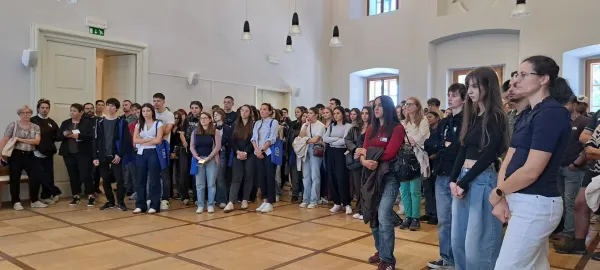 Veseli obrazi, nestrpno pričakovanje in nova poznansta