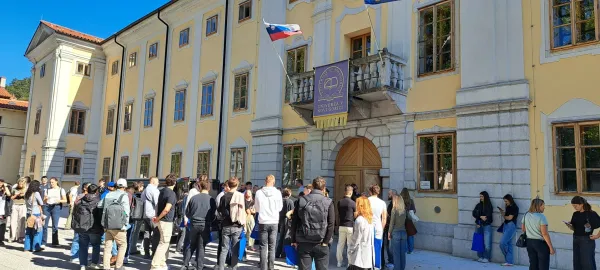 Veseli obrazi, nestrpno pričakovanje in nova poznansta